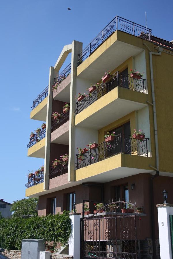 Family Hotel Akra Chernomorets Bagian luar foto