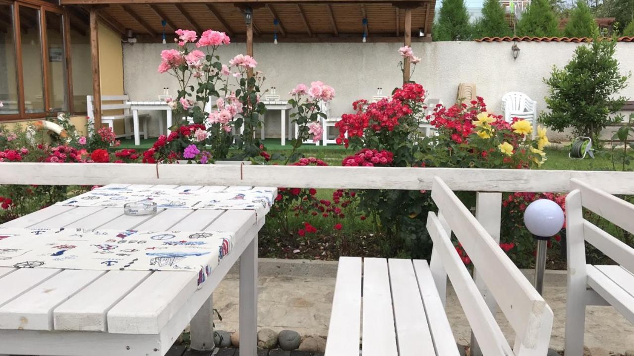 Family Hotel Akra Chernomorets Bagian luar foto